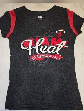 NBA Miami Heat Women’s V-Neck T-Shirt Gray Red Logo Graphic Tee